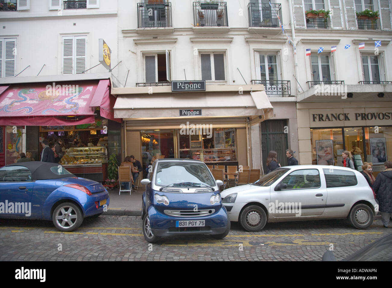 Smart auto parcheggiate fine a Parigi Foto Stock