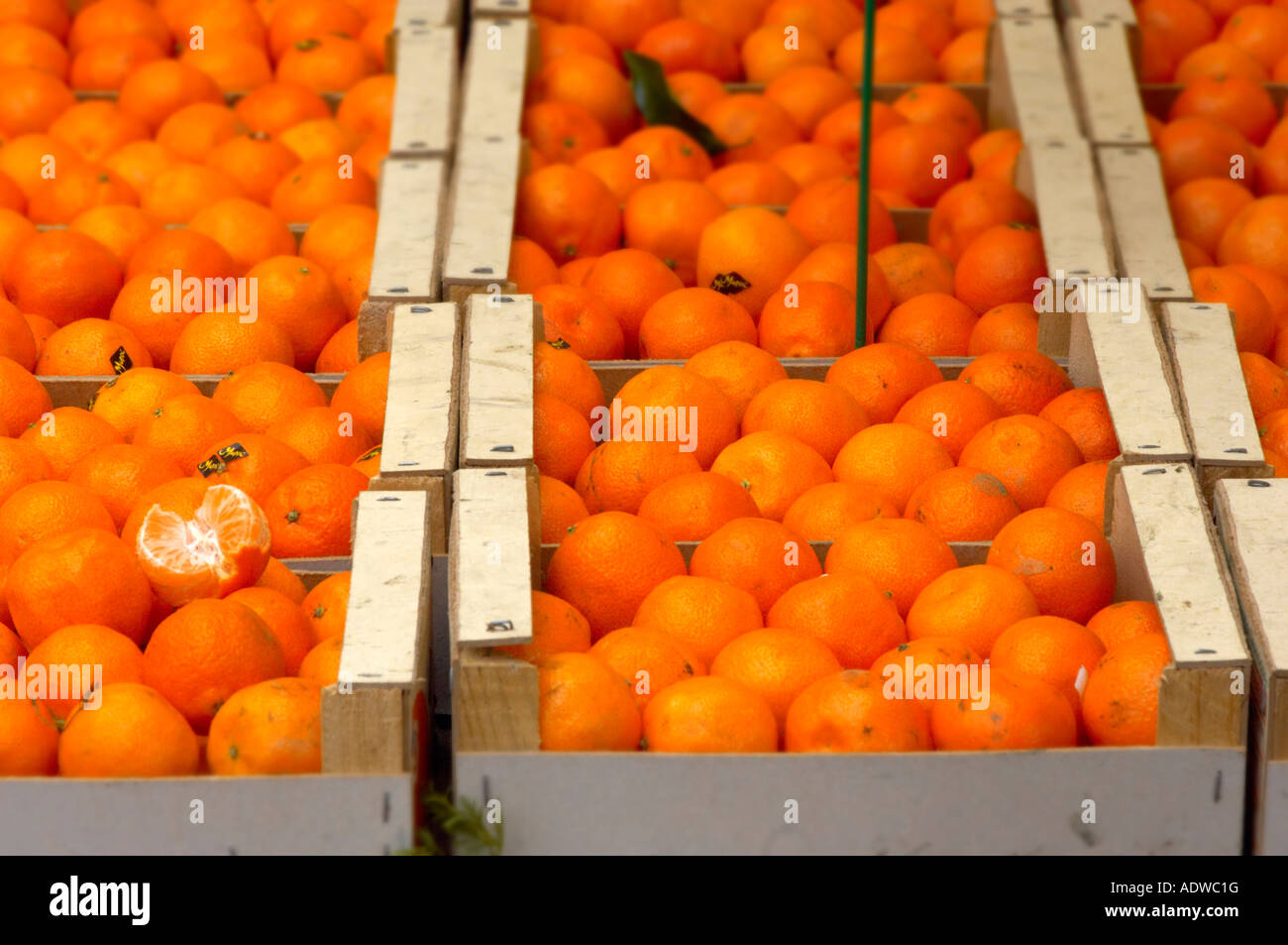 Scatole di clementine su un mercato in stallo Francia Foto Stock