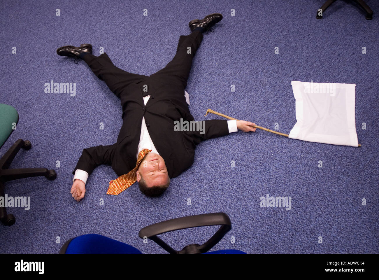 Umorismo office,arrendersi,bandiera bianca ,l'uomo in tuta. Foto Stock