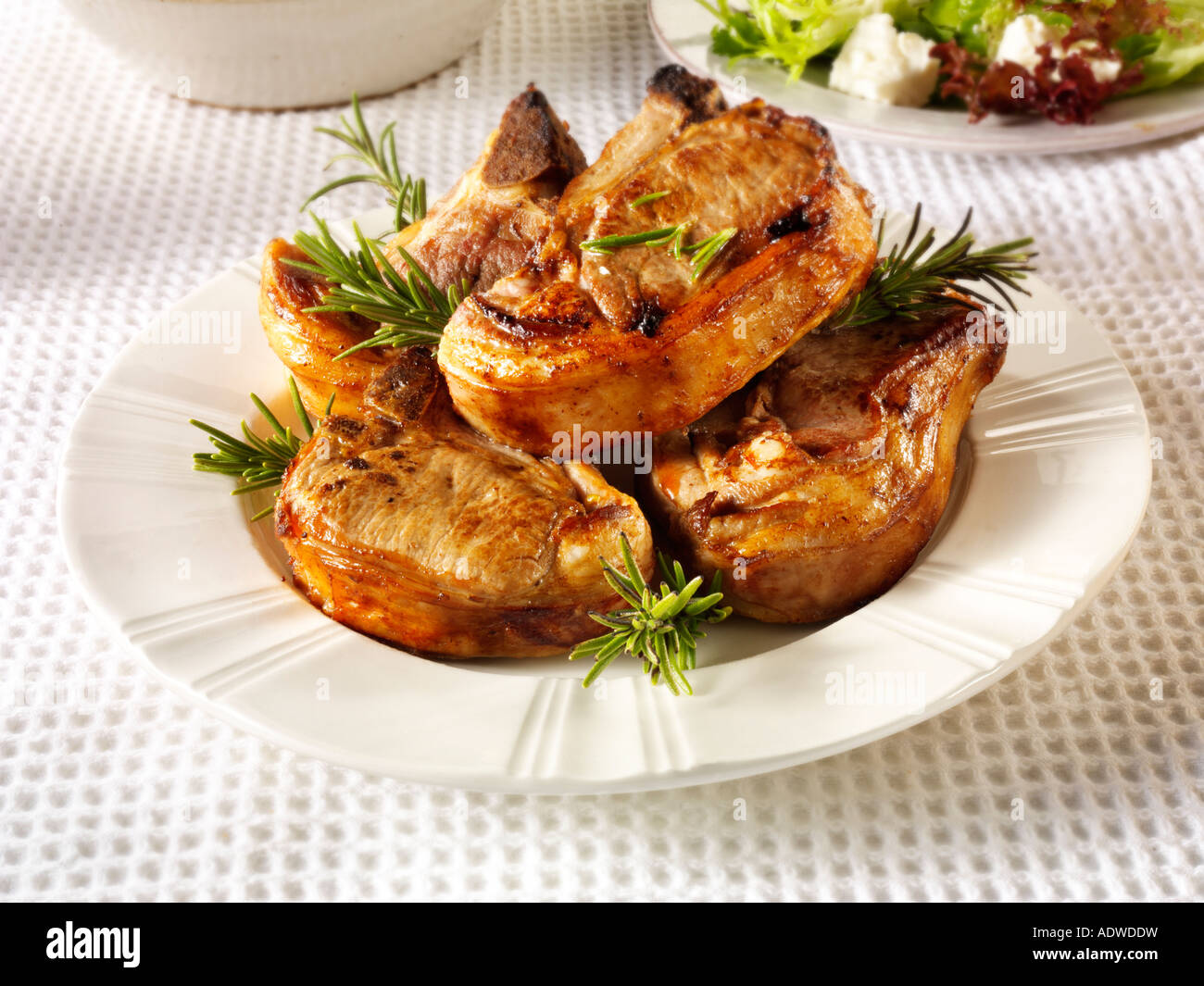 Grigliate di bistecche di agnello griddles con rosmarino, pronte a mangiare Foto Stock