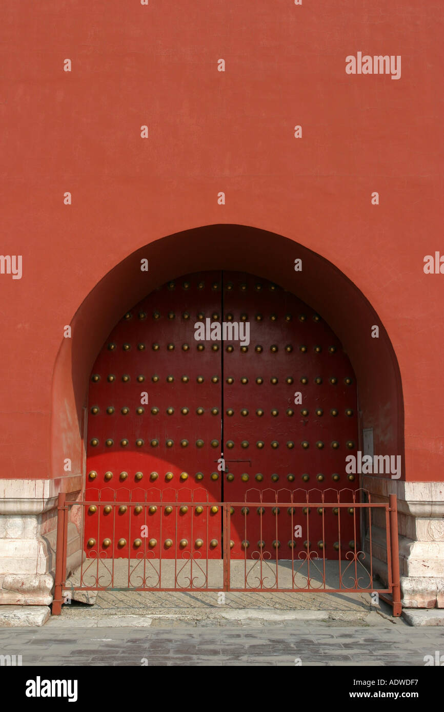 Porta tradizionale e architettura con colore rosso brillante vernice comunista nella Città Proibita di Pechino CINA Foto Stock