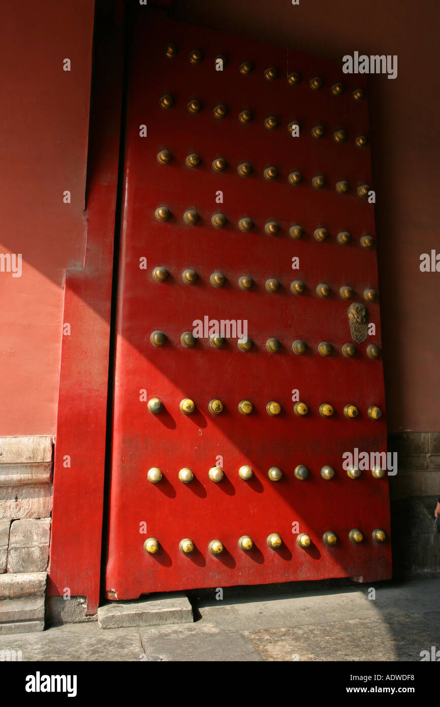 Tradizionale rosso comunista porta di legno nella Città Proibita di Pechino Cina Asia Foto Stock
