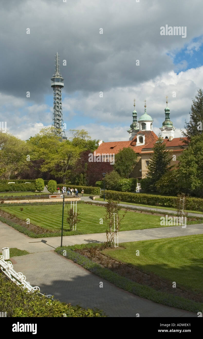 Repubblica Ceca Praga Mala Strana District Petrin Hill Tower e giardini Foto Stock