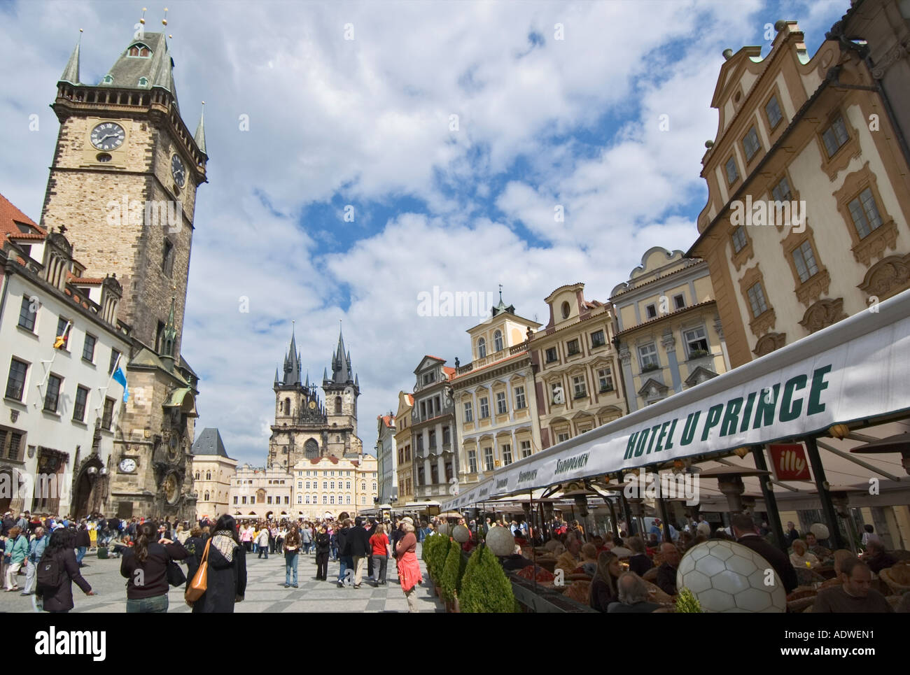 Repubblica Ceca Praga Città Vecchia Staré Mesto Karlova Street Staromestske namesti a distanza Foto Stock