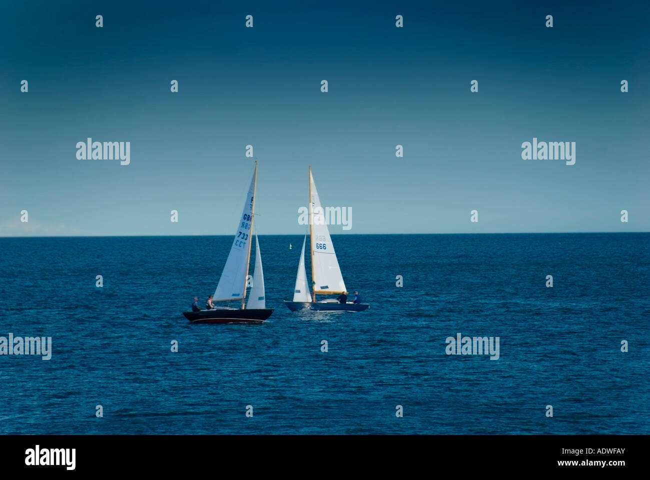 Due barche a vela Racing su opposti Rampini Foto Stock