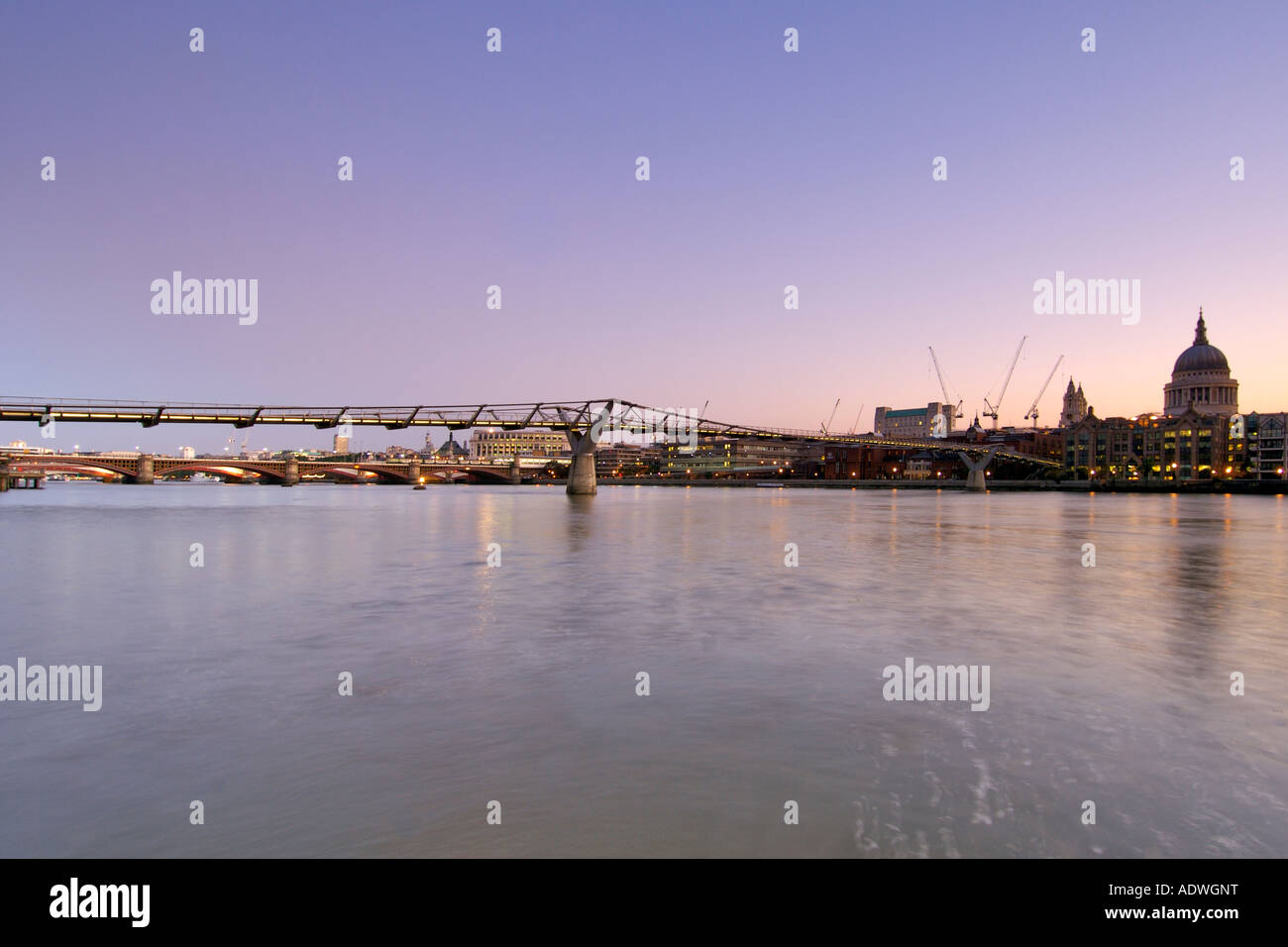 Alba vista sul fiume Tamigi a Londra. Foto Stock