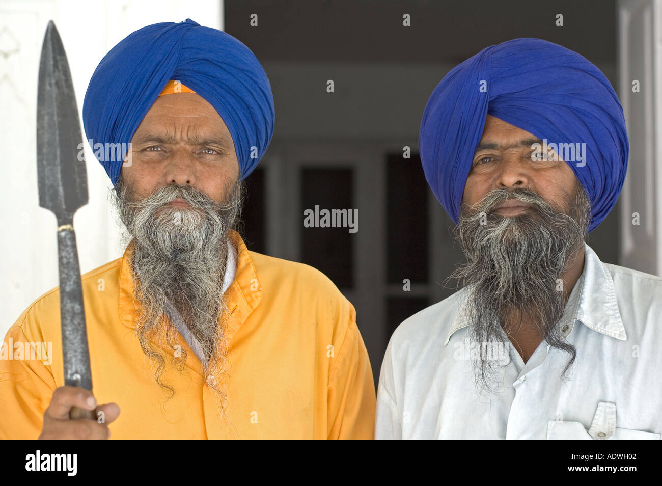 Due i sikh nel Tempio d'oro di Amritsar India Foto Stock