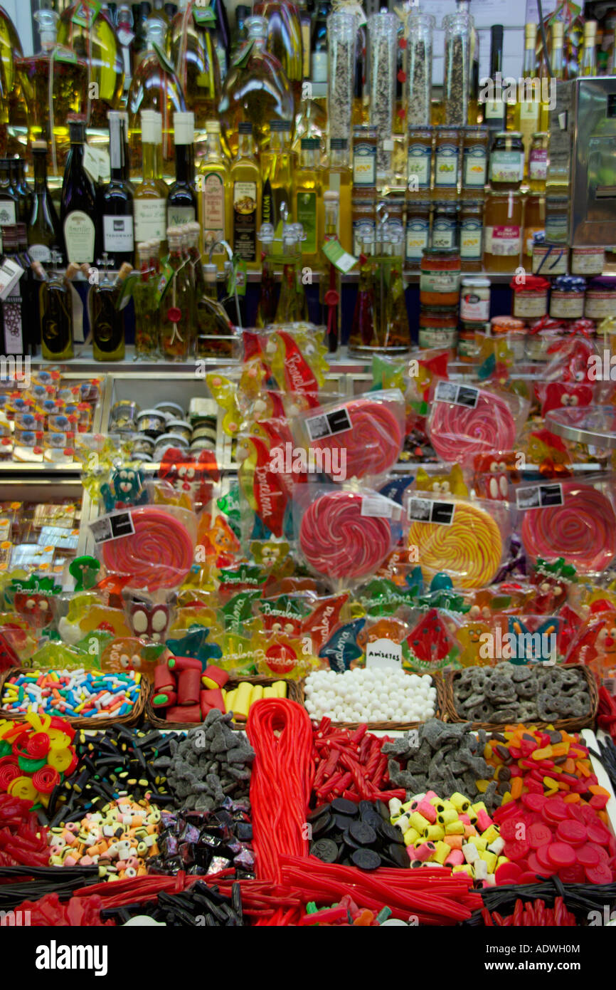 Un assortimento di dolci e pasticceria per la vendita al Mercato di Boqueria La Rambla Barcellona Spagna. Foto Stock
