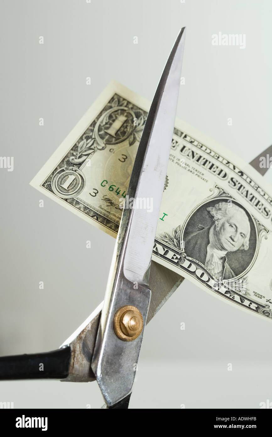 Primo piano di taglio a forbice denaro Foto Stock