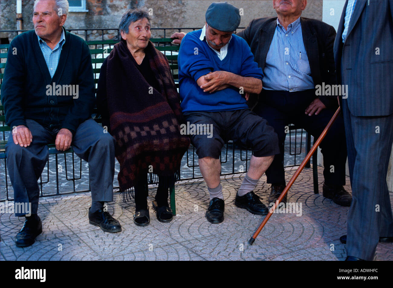 Un gruppo di persone anziane nel centro del villaggio in Gioi Cilento Italia dove le persone sono alcuni dei più a lungo vissuto in Europa Foto Stock