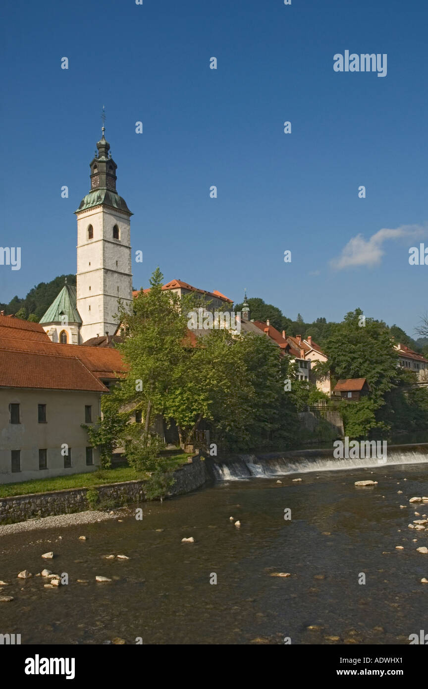 La Slovenia Skofja Loka Selscica fiume chiesa di Saint James torre campanaria Foto Stock