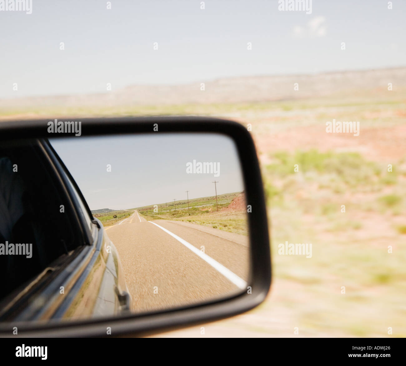 Strada riflessa in auto lo specchio laterale Foto Stock