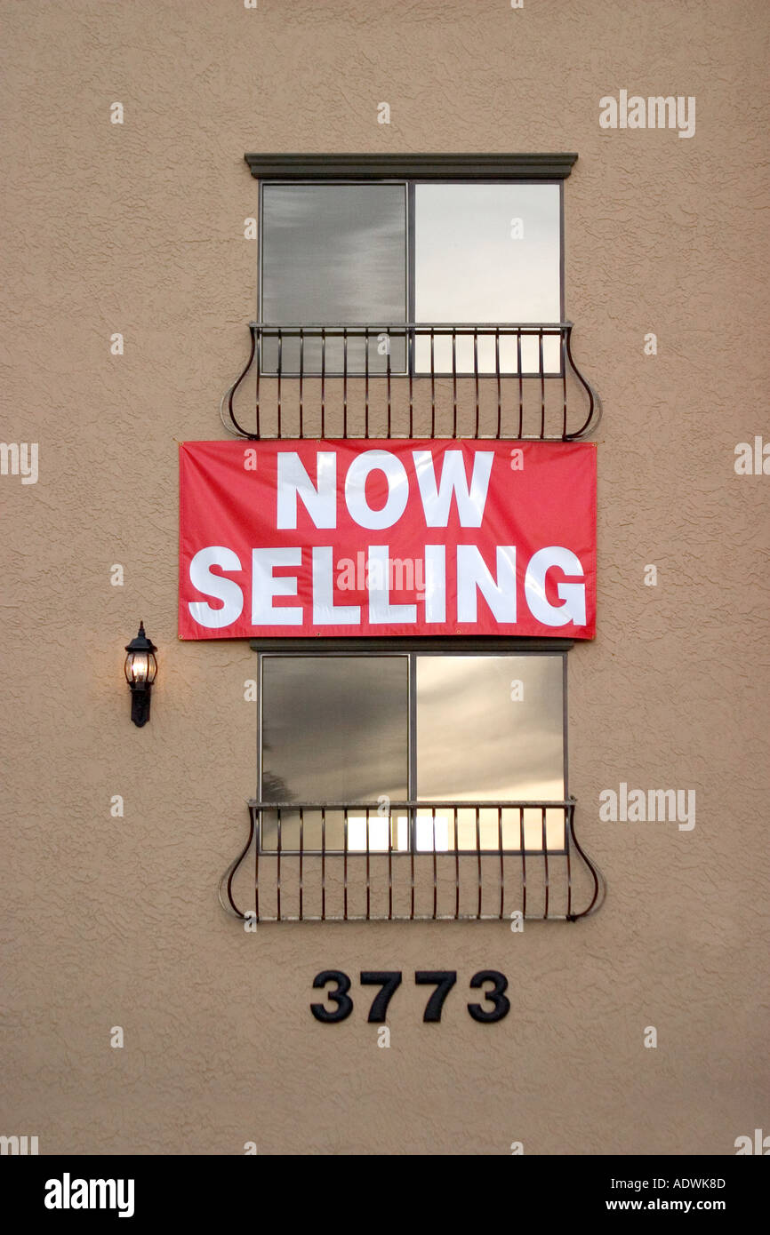 Immagine di due balconi separati da un rosso ora segno di vendita Foto Stock
