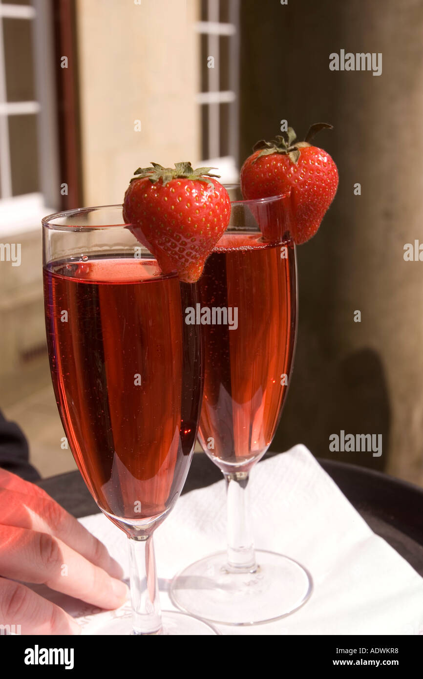 Celebrazione kir royale e fragola in bicchieri di flauto Foto Stock
