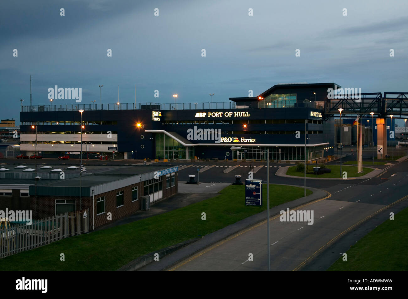 Porto di Hull P e O Ferry Terminal Passeggeri su King George Dock di notte Foto Stock