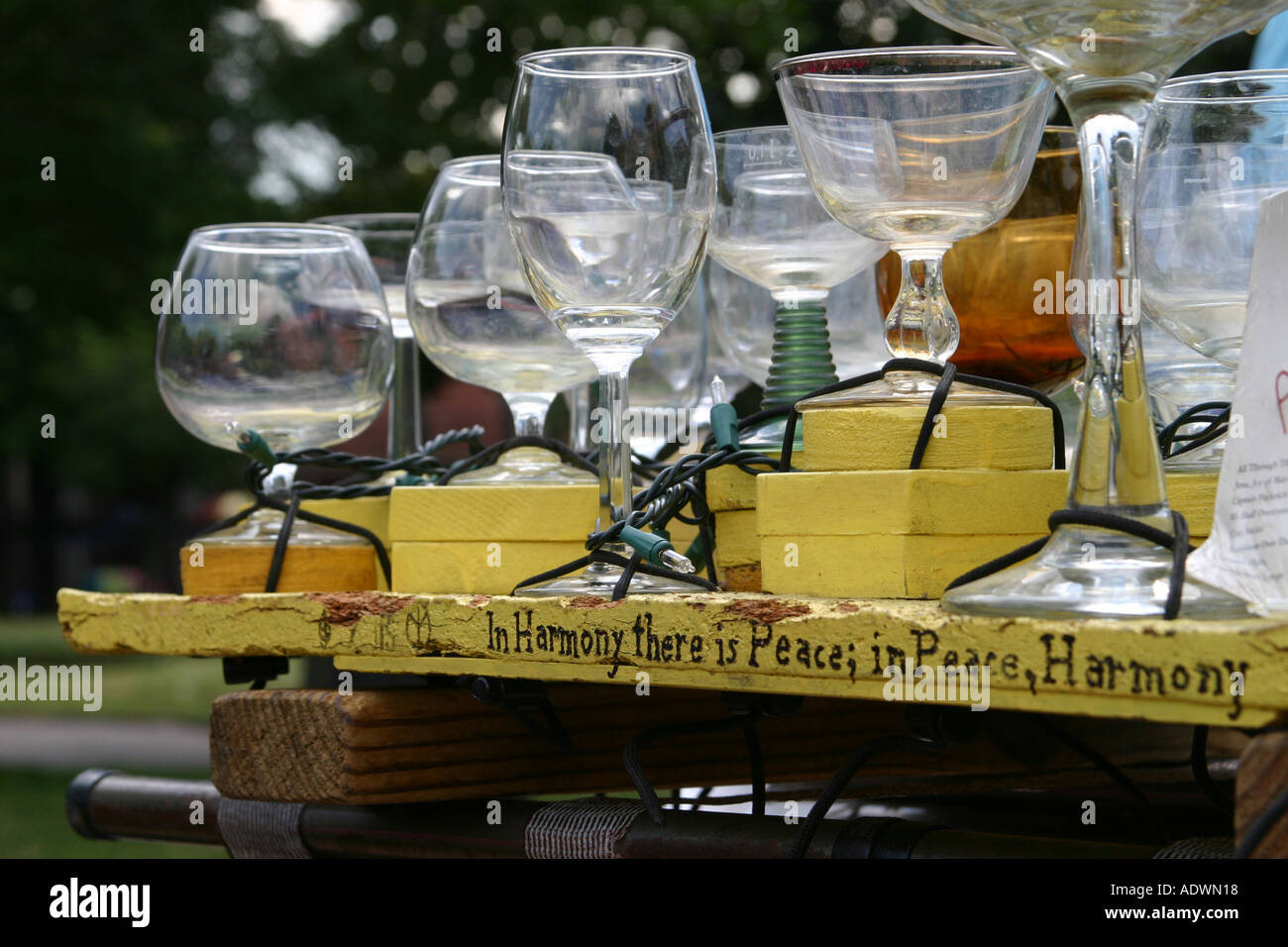Un vetro strumenti harpists bicchieri da vino e calici riempiti con acqua Foto Stock