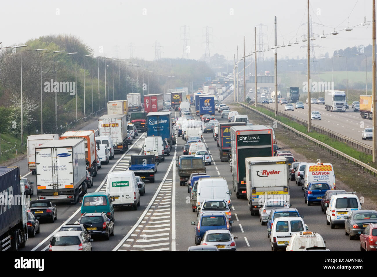 Il traffico congestionato Viaggiare sulla autostrada M1 nel Hertfordshire, Regno Unito Foto Stock