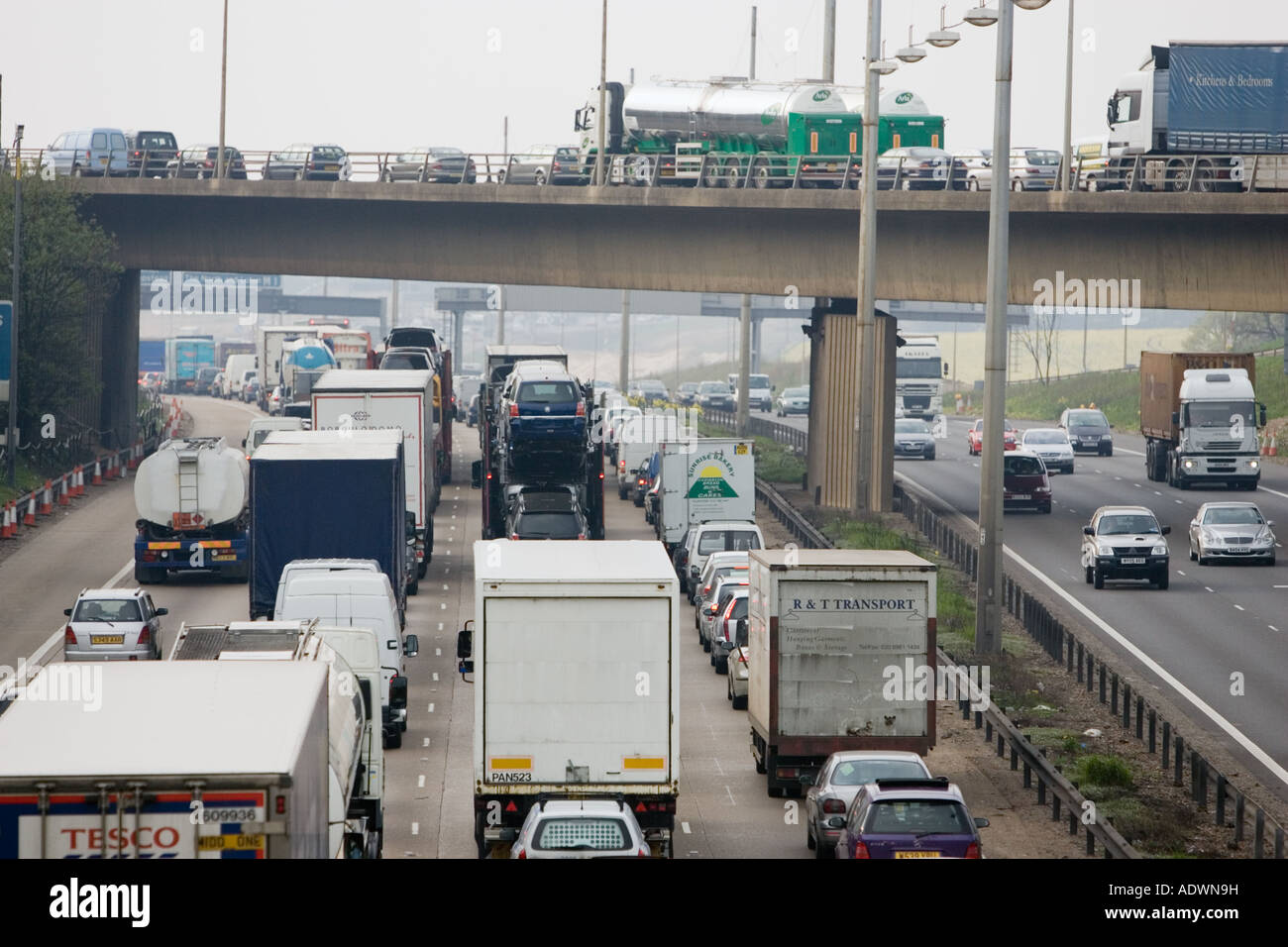 Il traffico congestionato Viaggiare sulla autostrada M1 nel Hertfordshire, Regno Unito Foto Stock