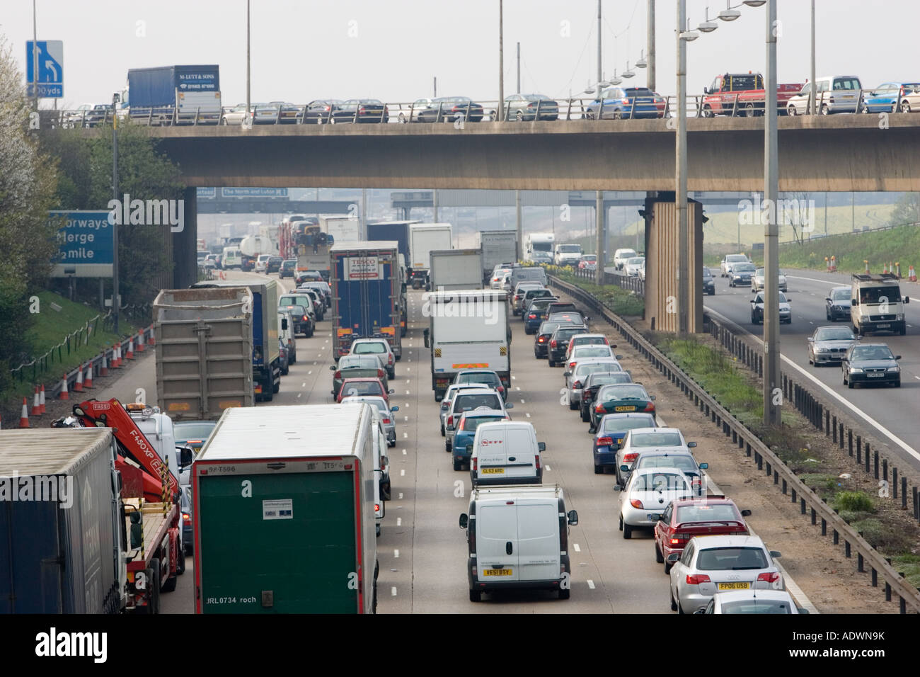 Peso pesante di traffico che viaggia sulla autostrada M1 nel Hertfordshire, Regno Unito Foto Stock