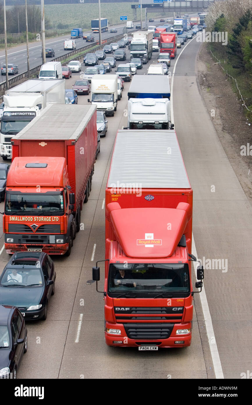 Royal Mail camion viaggia lentamente tra pesantemente il traffico congestionato sulla autostrada M1 nel Hertfordshire, Regno Unito Foto Stock
