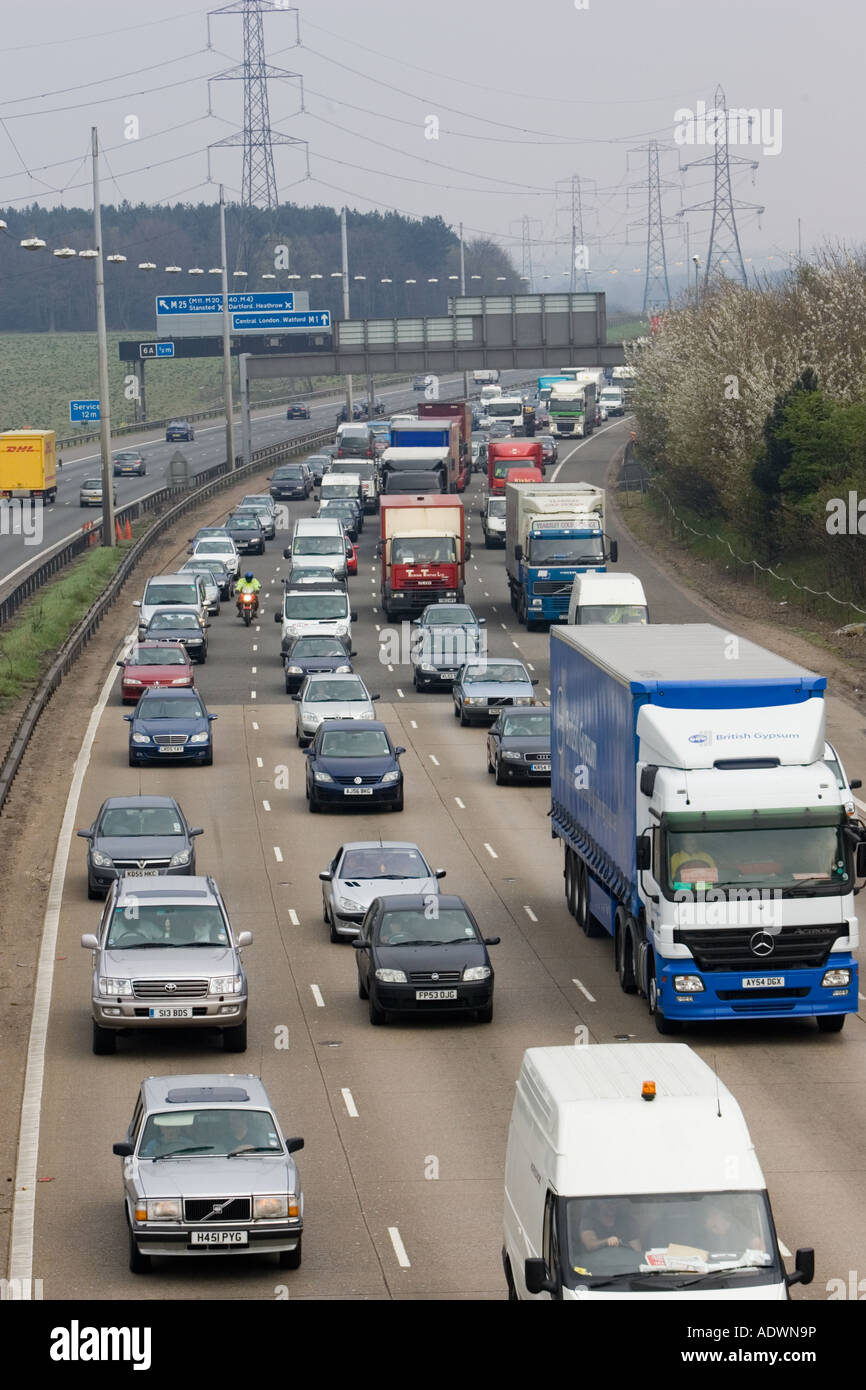 Il traffico su autostrada M1 nel Hertfordshire, Regno Unito Foto Stock