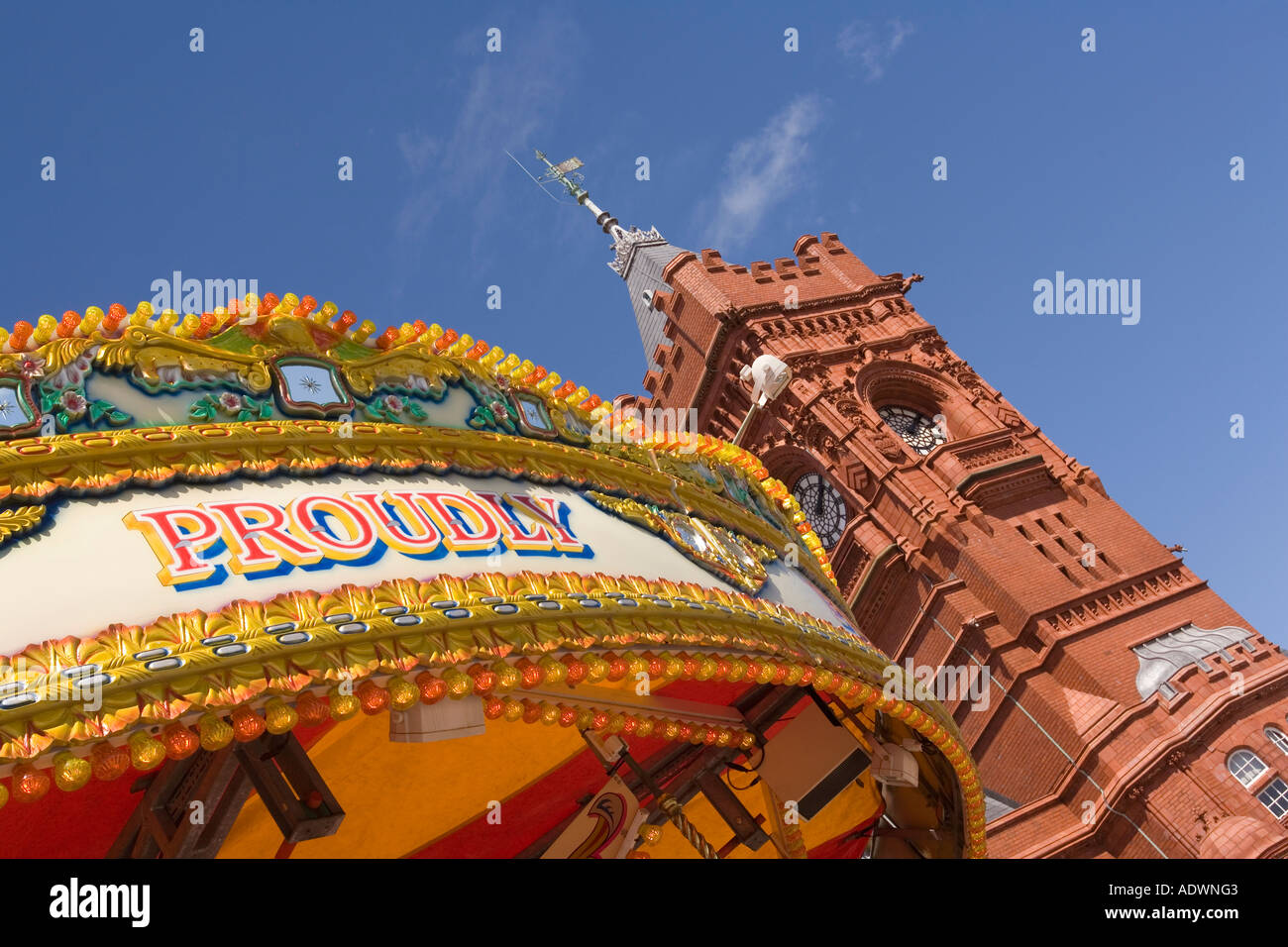 Il Galles Cardiff Cardiff Bay Mermaid Quay giostra tradizionale corsa al Pier Head building Foto Stock