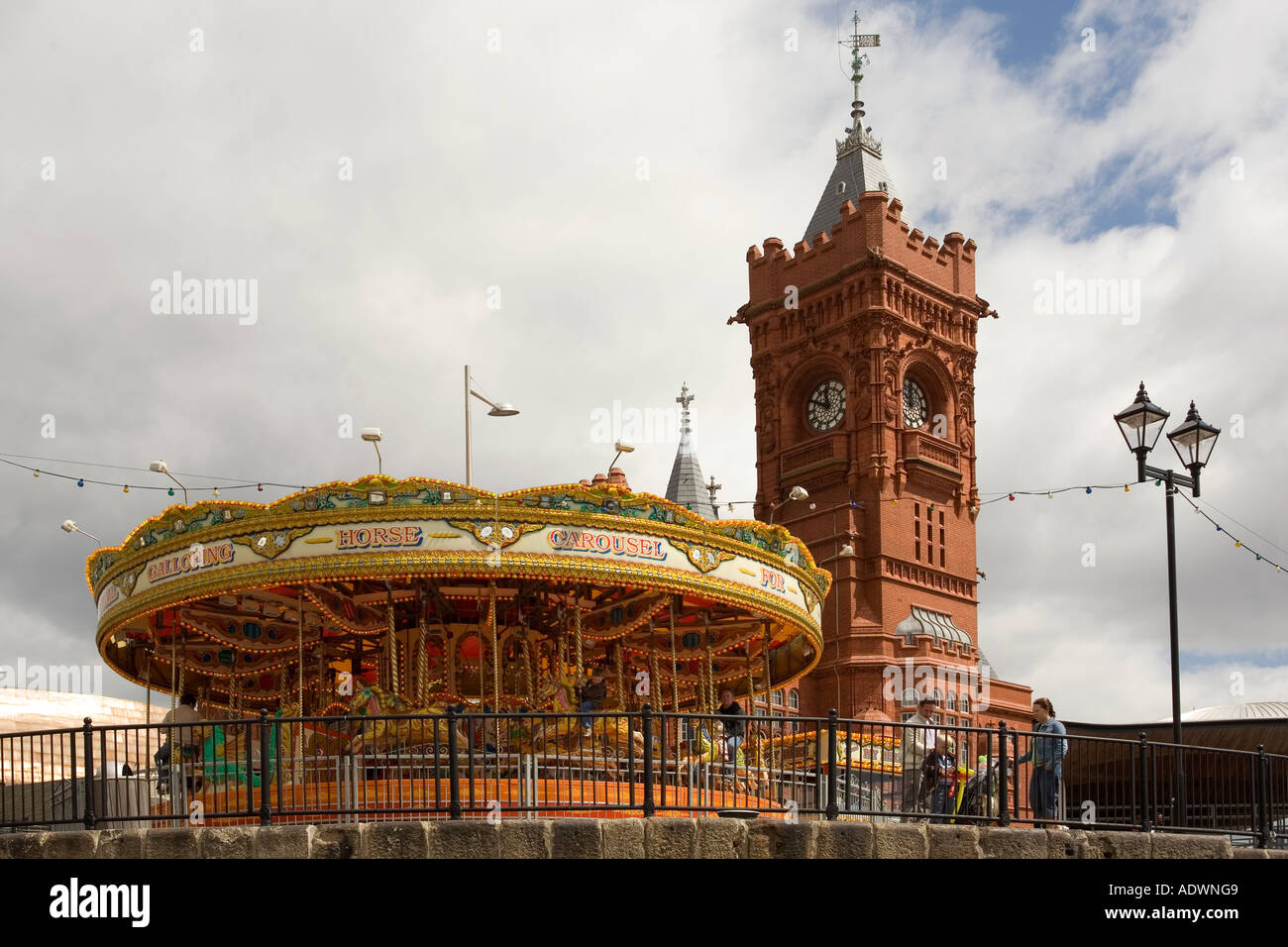Il Galles Cardiff Cardiff Bay Mermaid Quay giostra tradizionale corsa al Pier Head building Foto Stock