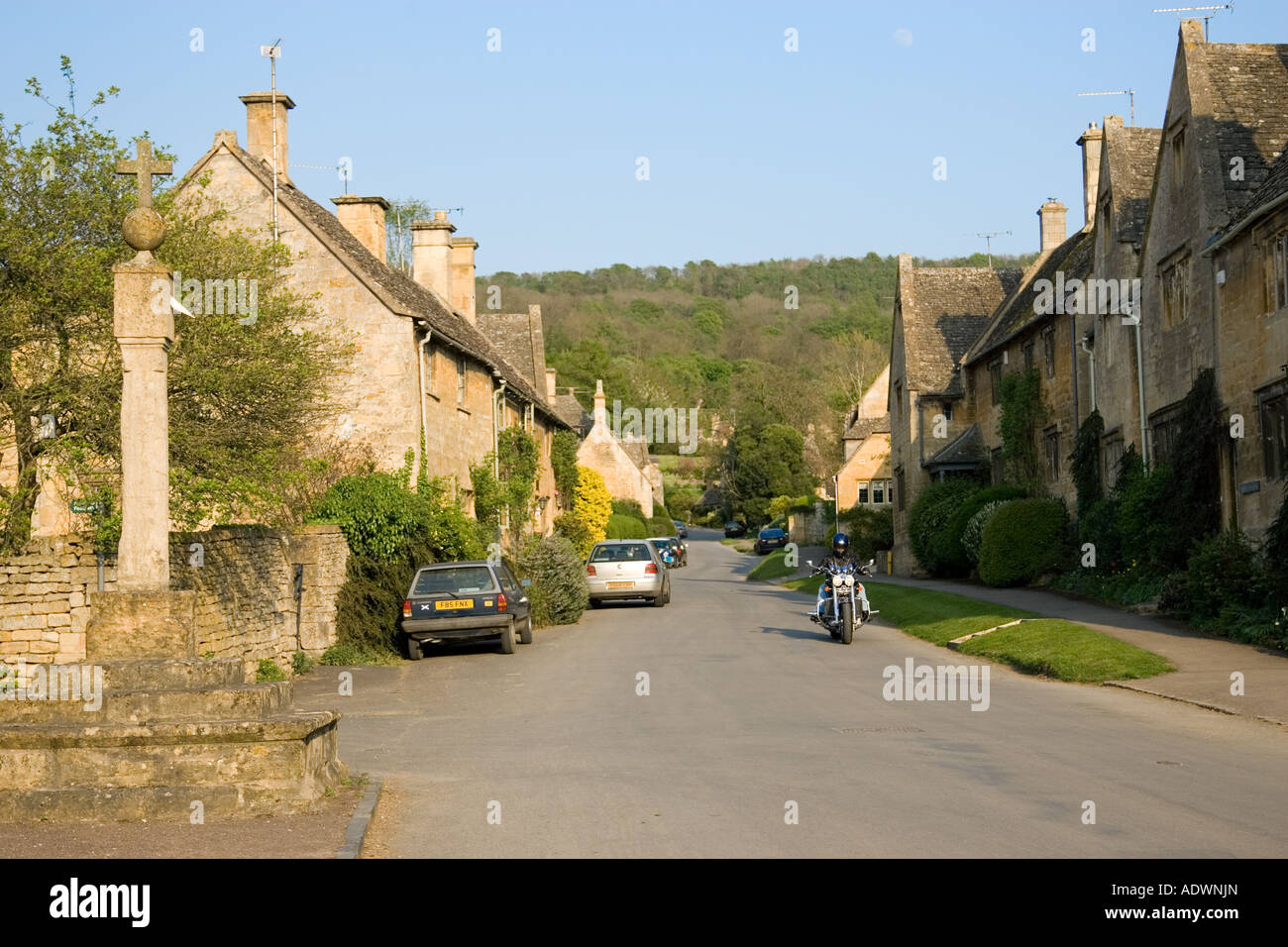 Motociclo viaggia attraverso il villaggio di Stanton Gloucestershire Cotswolds Regno Unito Foto Stock