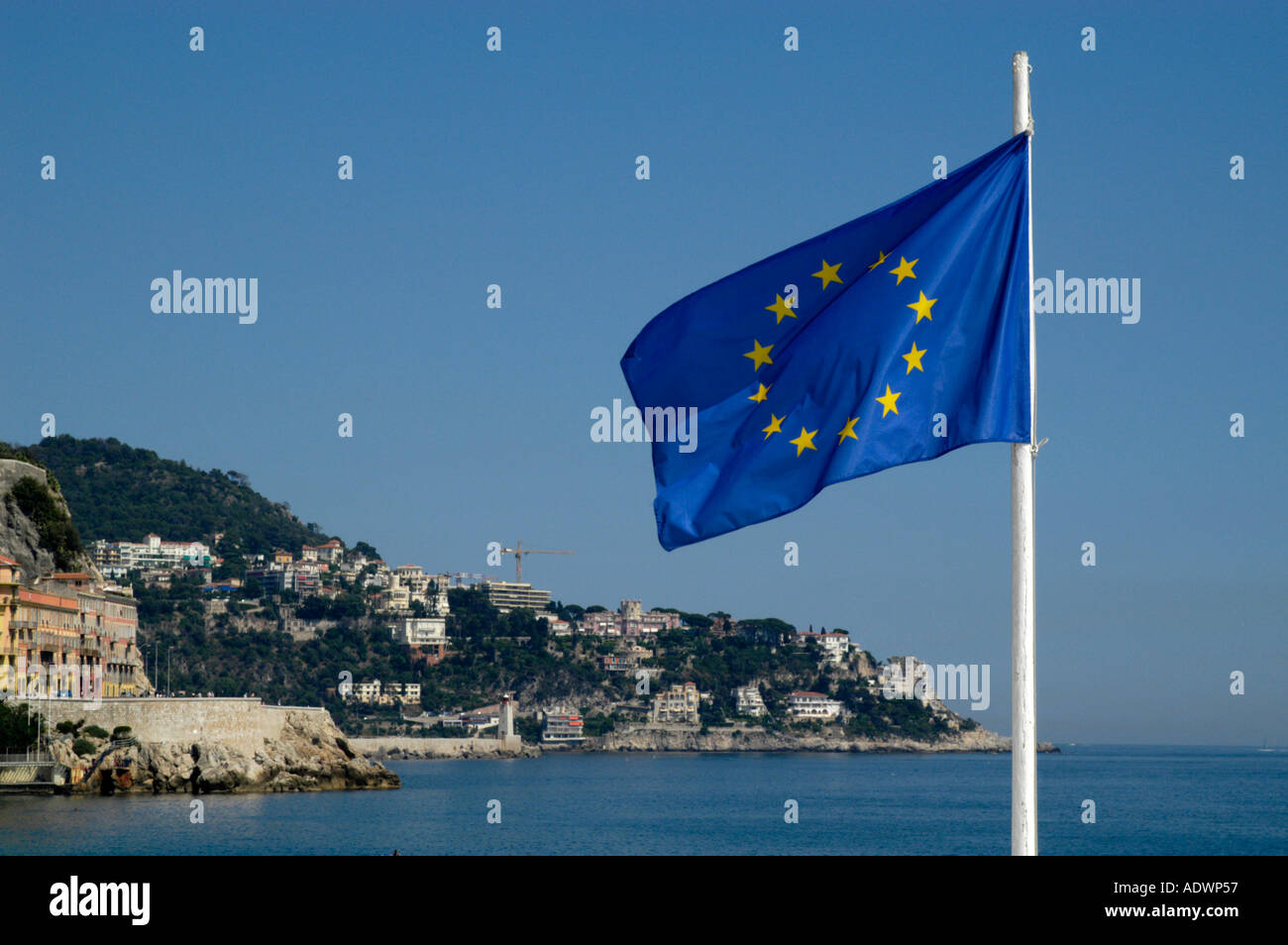 Bandiera UE sulla costa francese, Nizza, Cotes D'azur, nel sud della Francia Foto Stock