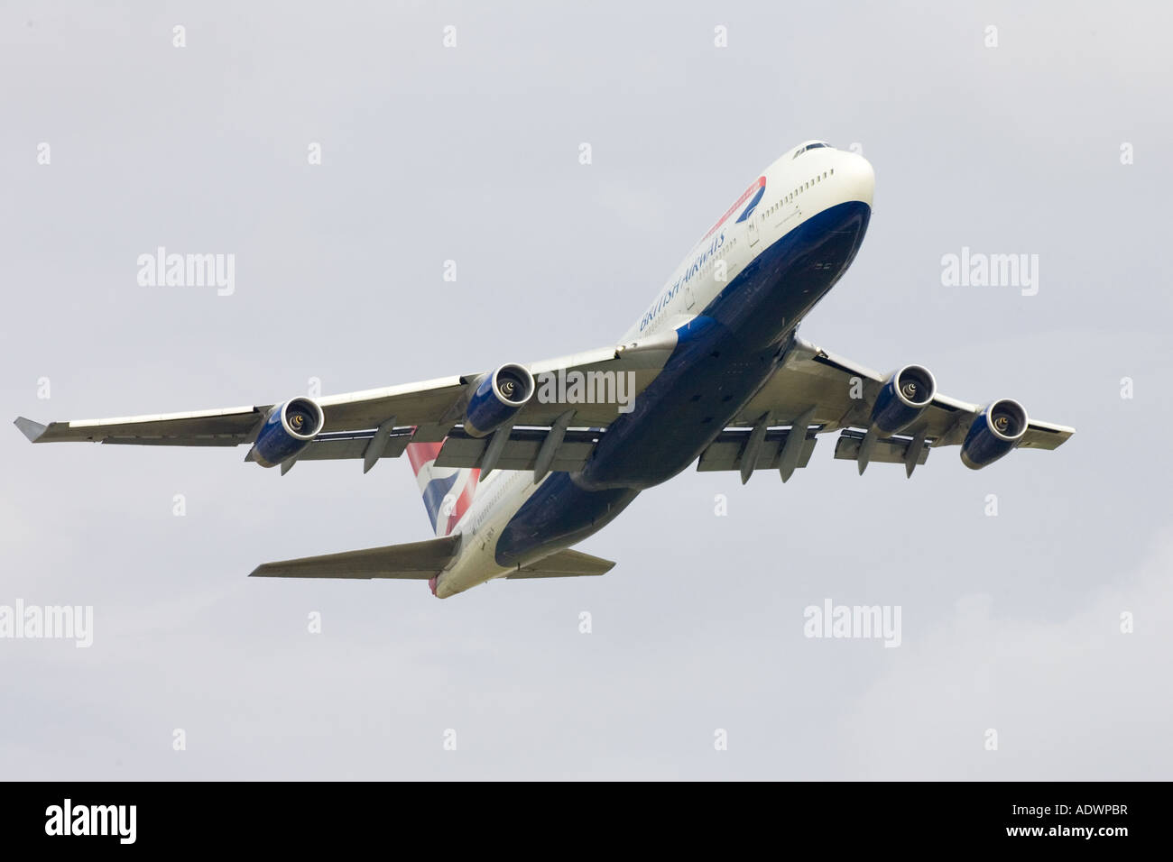 British Airways jumbo jet volare lontano da Heathrow London Regno Unito Foto Stock