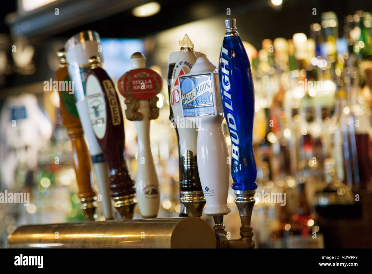 Rubinetti di birra nel bar di Georgetown a Washington DC USA Foto Stock