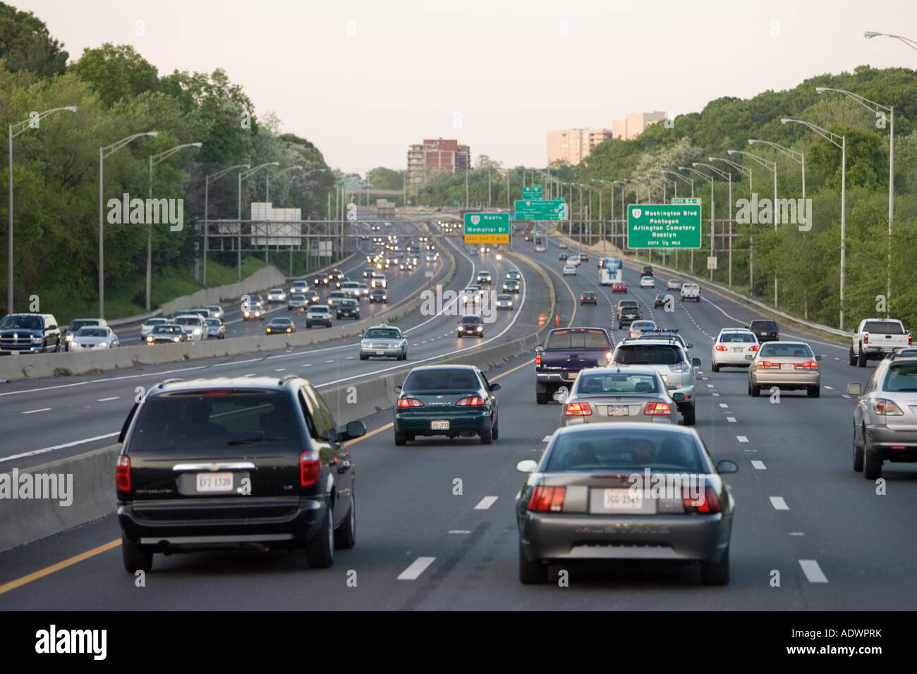 Il volume di traffico che viaggia su corsie di freeway periferia di Washington DC, Stati Uniti d'America Foto Stock