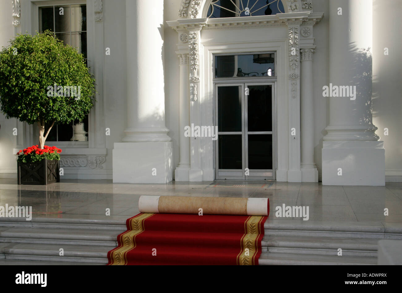 La Casa Bianca a Washington DC con tappeto rosso arrotolato in Stati Uniti d'America Foto Stock