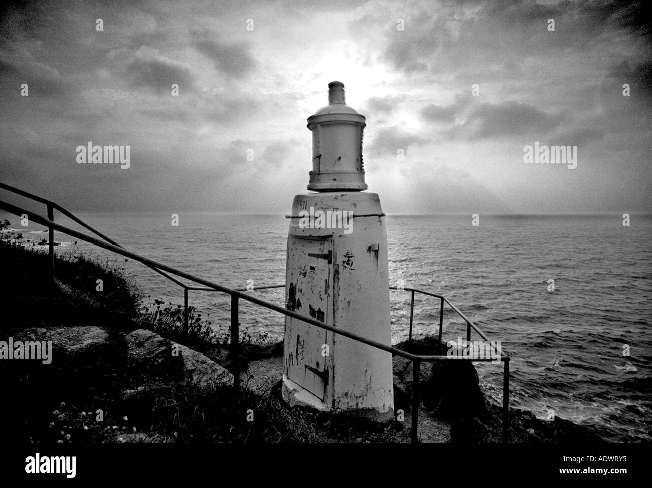 Remote Faro sulla scogliera a Polperro, Cornwall, Regno Unito. Foto Stock