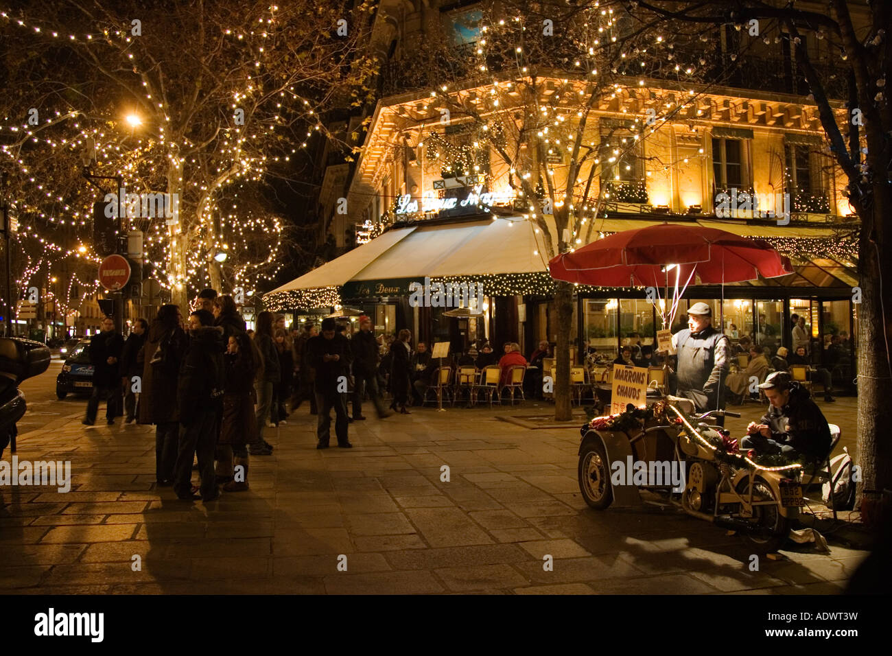 Castagne arrosto street venditore al di fuori di Les Deux Magots Cafe e ristorante Boulevard St Germain Parigi Francia Foto Stock