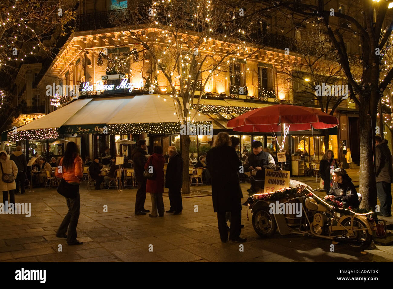 Castagne arrosto street venditore al di fuori di Les Deux Magots Cafe e ristorante Boulevard St Germain Parigi Francia Foto Stock