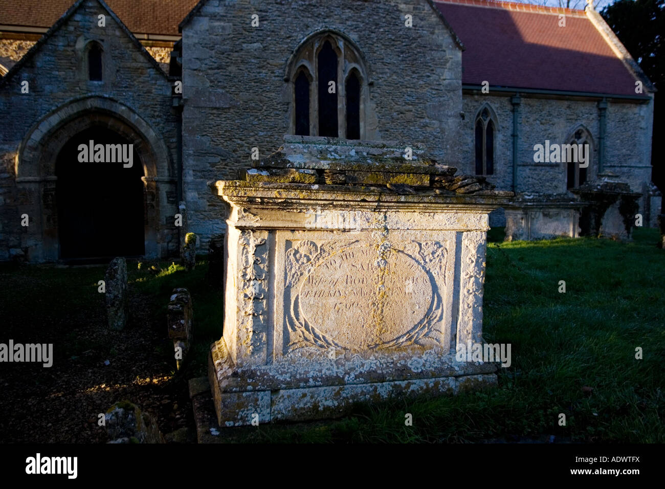 Antica tomba di San Pietro e di San Paolo sagrato Broadwell Cotswolds Oxfordshire UK Foto Stock