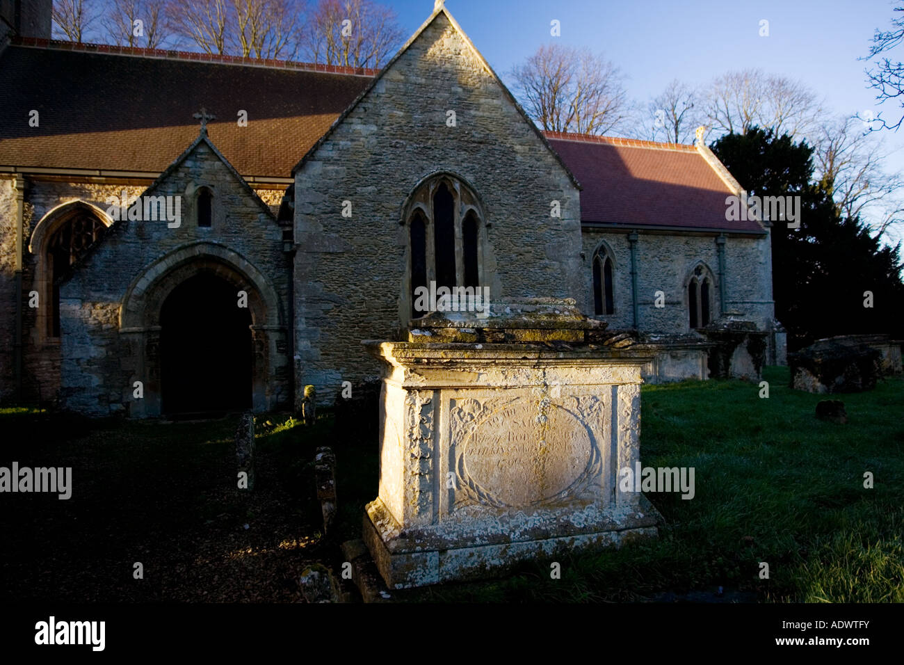 Antica tomba di San Pietro e di San Paolo sagrato Broadwell Cotswolds Oxfordshire UK Foto Stock