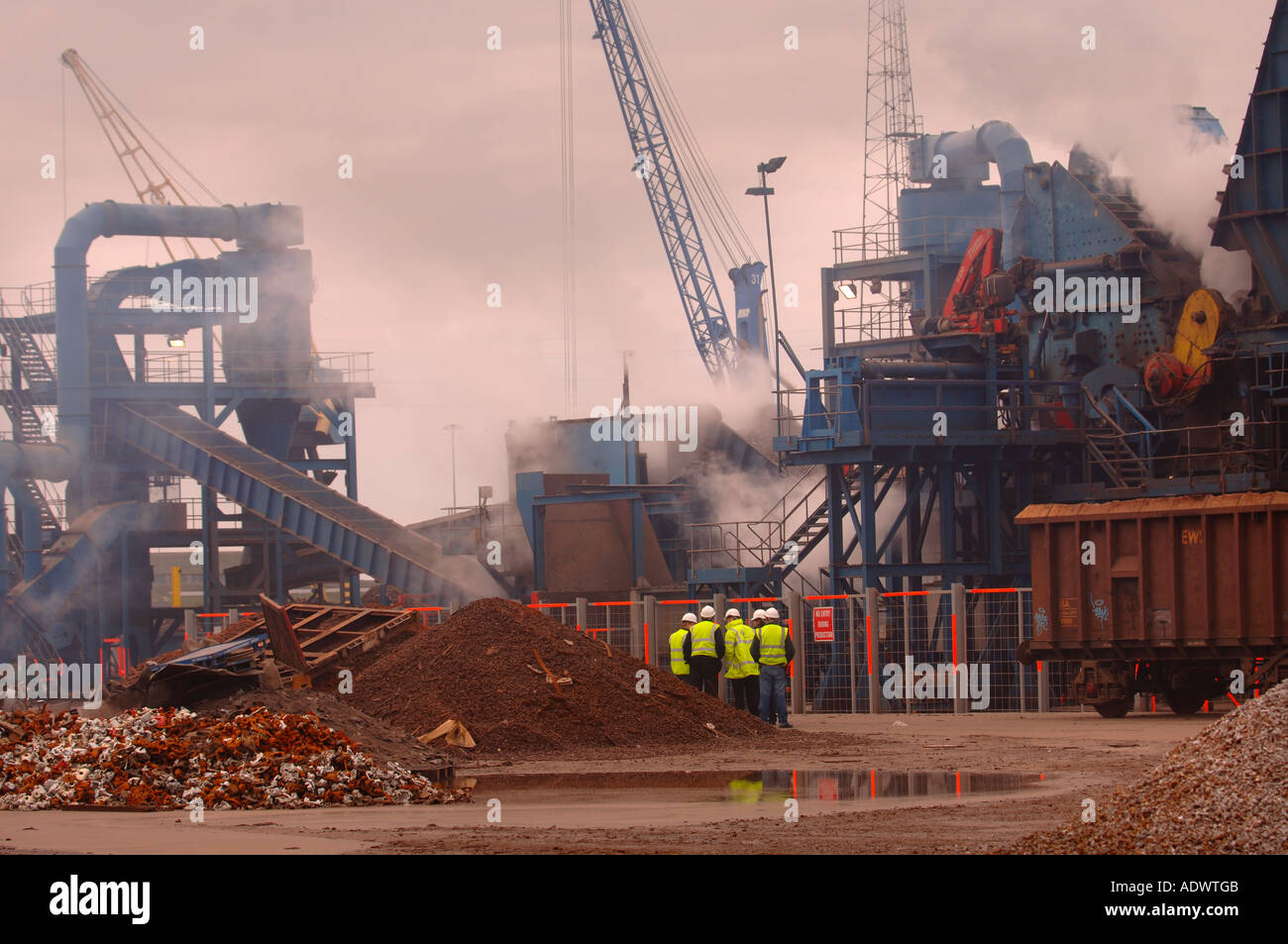 Un metallo stabilimento di riciclaggio sullo scalo in un porto di Newport South Wales UK Foto Stock