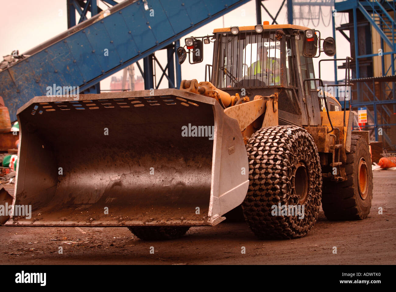 Un escavatore meccanico LA PALA CARICATRICE GOMMATA CATERPILLAR CAT 972G a un metallo stabilimento di riciclaggio Foto Stock