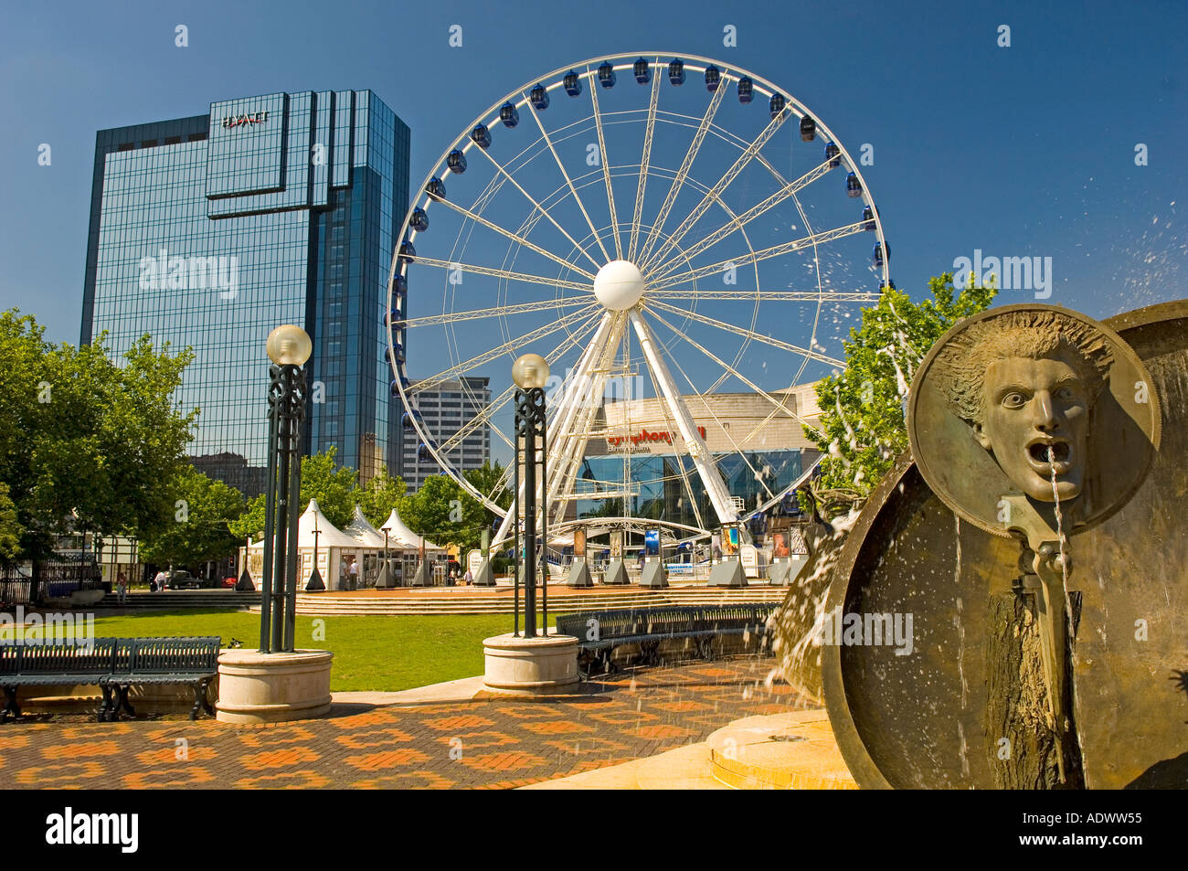 Birmingham Millennium Square con la ruota di Birmingham Symphony Hall e Hyatt Regency Hotel in background Foto Stock