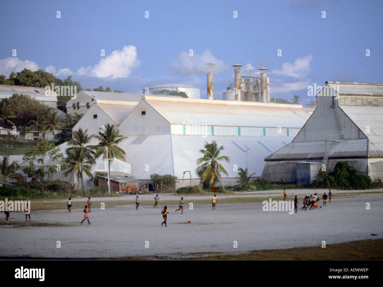 Gli uomini giocano Australian rules football in Nauru Sud Pacifico di fronte a opere di fosfato Foto Stock
