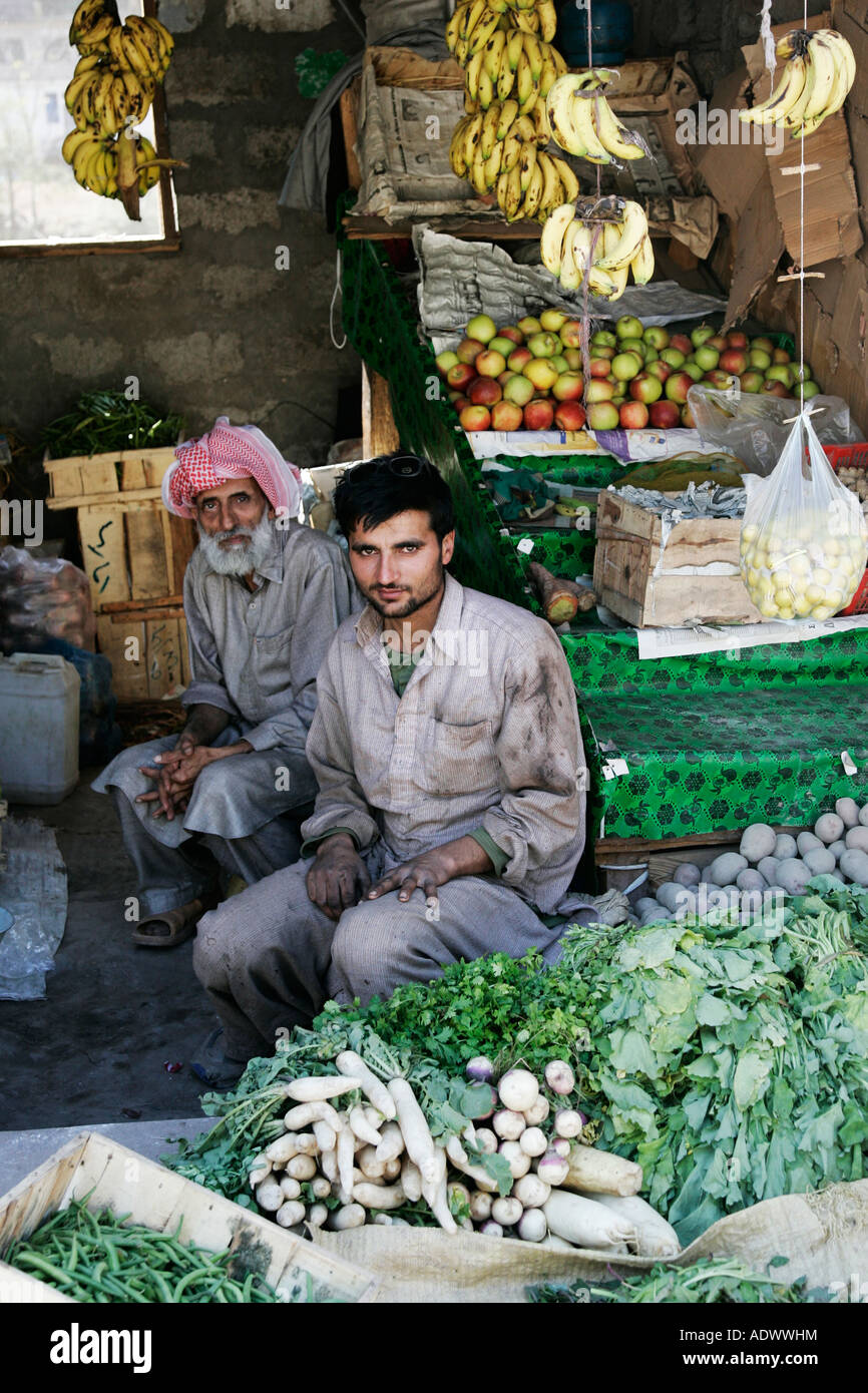 Il pakistan la frutta e la verdura venditori nel villaggio di Pattika Pakistan Foto Stock