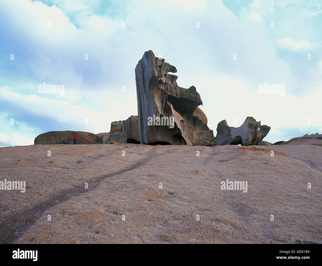 Le Remarkable Rocks e la giovane donna in rosso giacca a vento Kangaroo Island South Australia Foto Stock