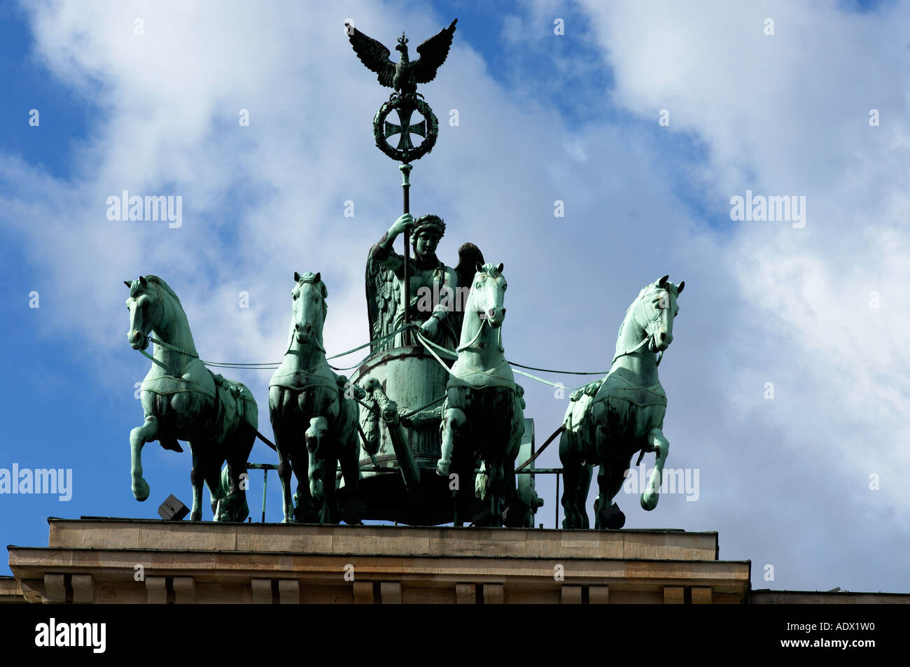 Berlino la scultura della vittoria in lei il carro trainato da quattro cavalli sulla sommità del Brandenburger Tor Foto Stock