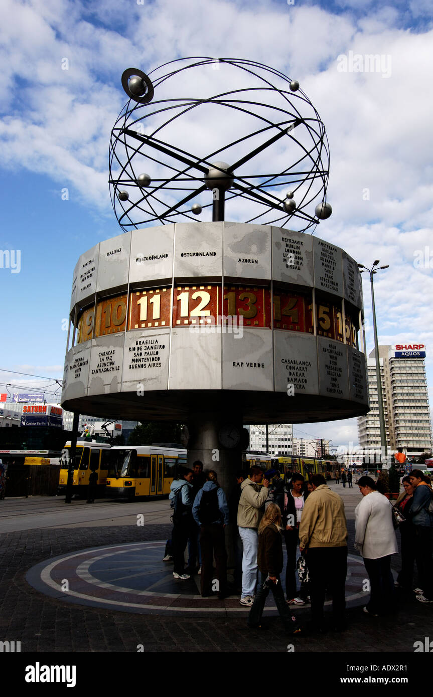 Berlino il mondo time clock su Alexanderplatz Foto Stock