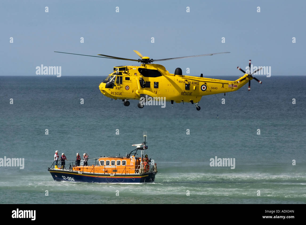Un mare di RAF Re Salvataggio in elicottero a lavorare con la Cromer RNLI classe mersey scialuppa di salvataggio Foto Stock
