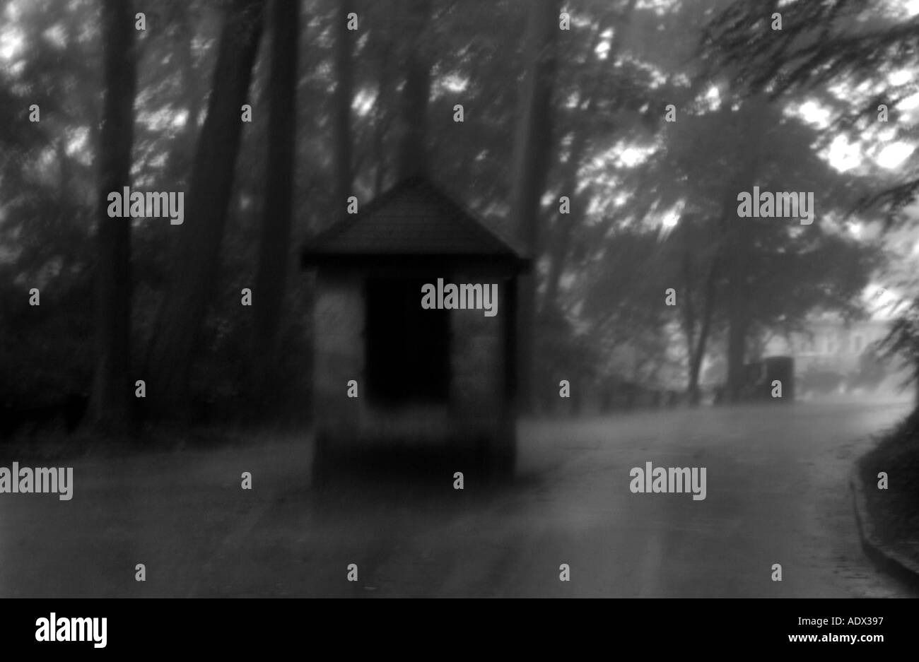 Scena surreale in bianco e nero di attraversamento di confine Foto Stock