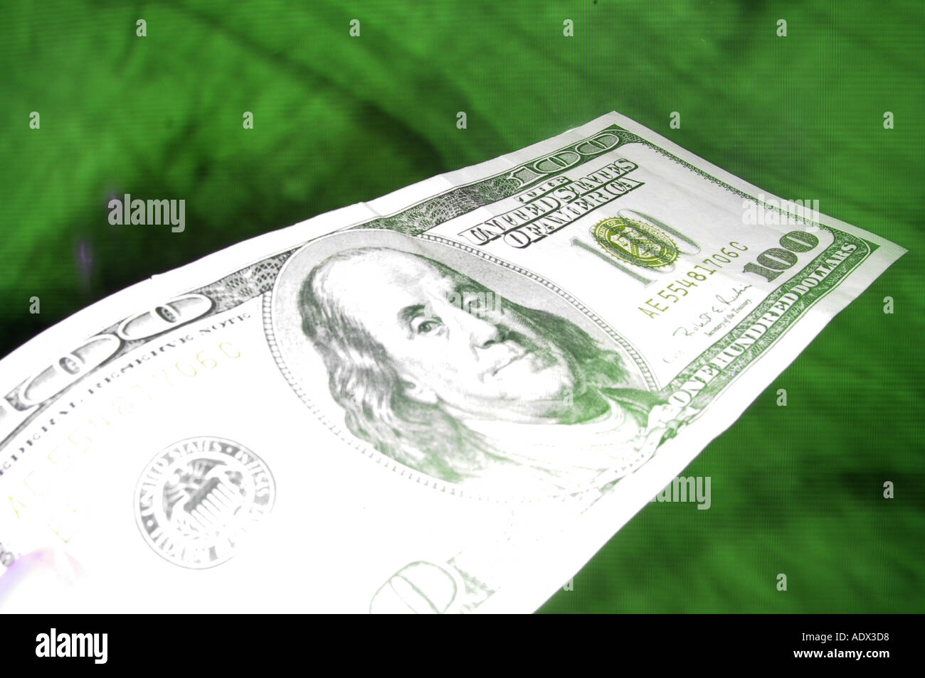 100 di un centinaio di dollari nota con luce sfocata alto contrasto elevato la chiave Foto Stock