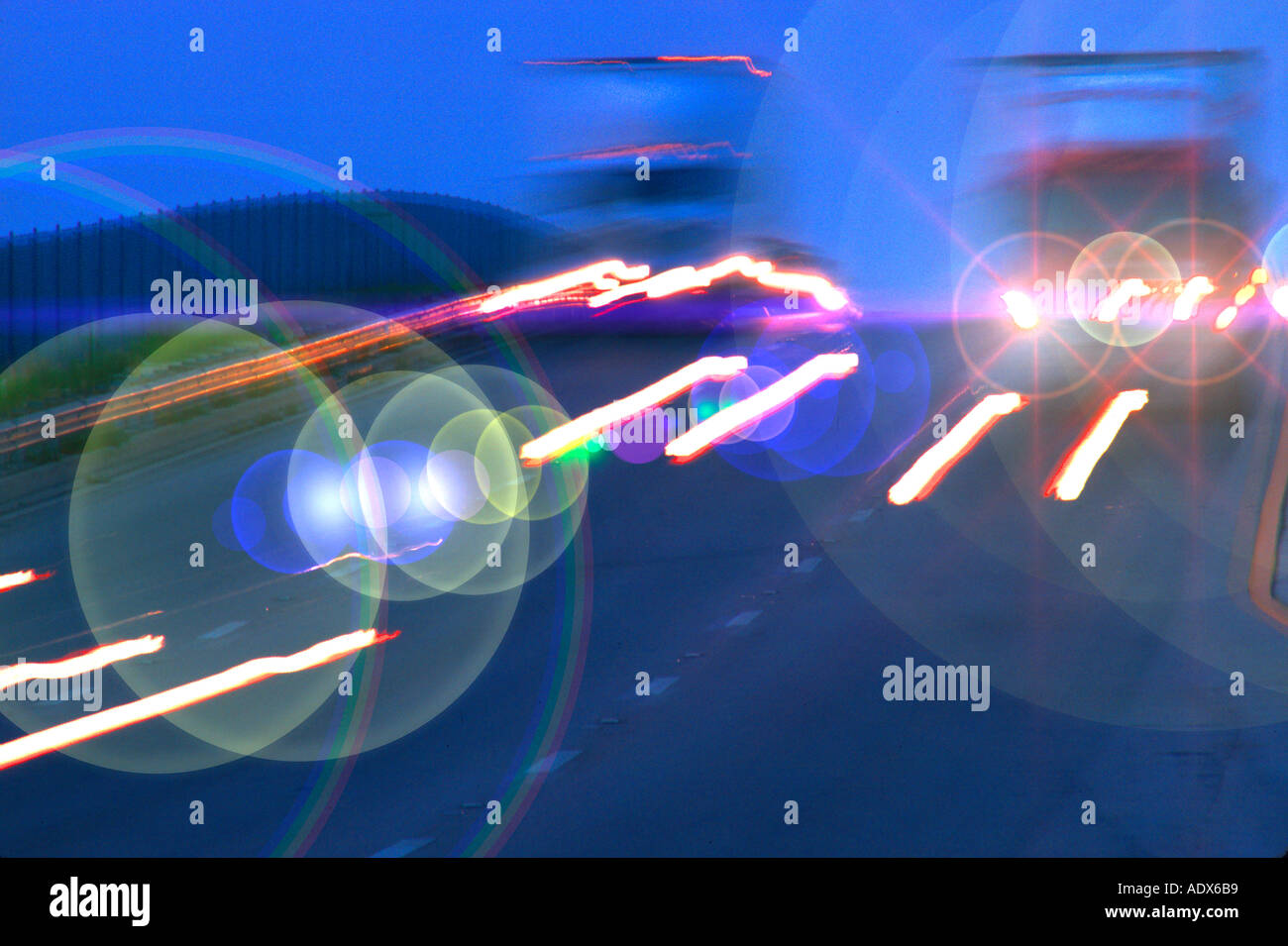 Il semaforo di notte su una autostrada della Florida Foto Stock